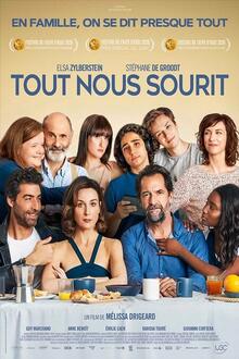 Tout nous sourit L'affiche du film Tout nous sourit